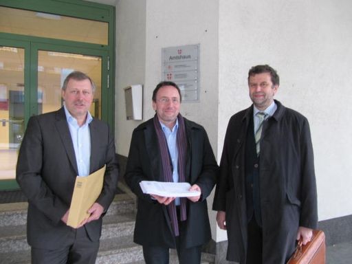  Im Bild: KommR. Ing. Peter Kluhs, KommR. Josef
Rejmar, DI Gernot Brandweiner MBA