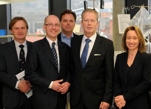 Besuch der medizinischen Forschunglabors:
(v.l.n.r.) Stefan Nehrer, Dekan der Fakultät für Gesundheit und
Medizin, Rektor Friedrich Faulhammer, Michael Bernhard Fischer,
Leiter des Zentrums für Biomedizinische Technologie, Bundesminister
Reinhold Mitterlehner, Viktoria Weber, Vizerektorin für Forschung
