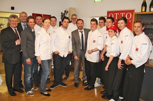 Vorschau Bild von Franz Wachter/TS Klessheim, Mag. Leo Wörndl/GF
Tourismusschulen Salzburg, JRE Vitus Winkler, JRE & Praktikumsgeber
Jürgen Vigne, Sandra Kollegger, Andreas Hillejan, Alexander Huber
und Jockl Kaiser mit Georg Leitenbauer/Lohberger und den 6
Gewinnern.