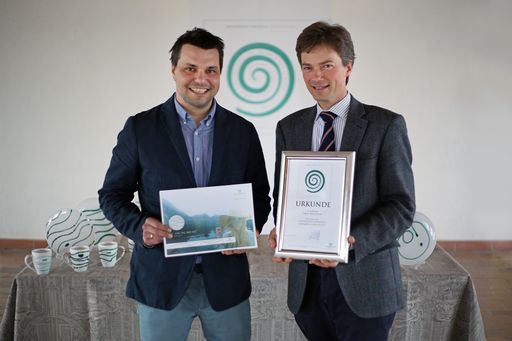 http://www.apa-fotoservice.at/galerie/5139
v.l.n.r.: Mag. Stefan Öhlinger (Freihandzeichenlehrer), Jakob von
Wolff (Geschäftsführer Gmundner Keramik)