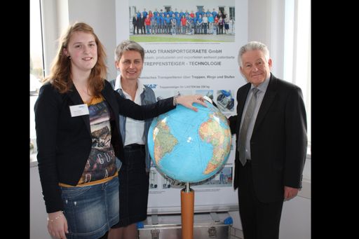 Vorschau Bild von Landeshauptmann Dr. Josef Pühringer, Prokuristin
Dr.in Elisabeth Bierma und Lehrling Carina Freiseder (v.r.) freuen
sich über die internationale Ausrichtung von SANO Transportgeraete
GmbH.