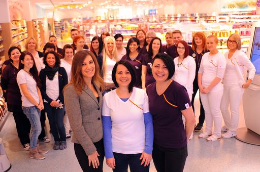 Gebietsmanagerin Andrea Hiotu, Filialleiterin Doris Maron und
Studioleiterin Doris Wehofer (v. l.) mit dem gesamten Team in der
neuen Filiale in der Breitenfurter Straße.