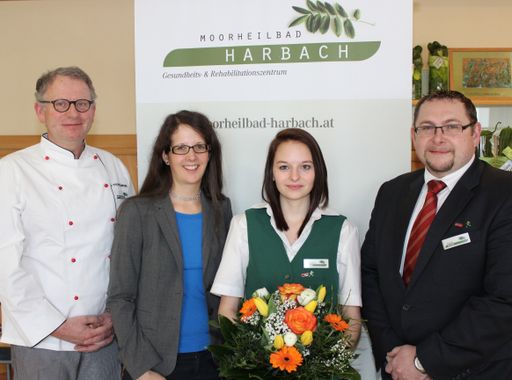  Foto: Josef Fischer-Ankern (Gastronomieleiter),
Mag. Viktoria Magenschab (Prokuristin Moorheilbad Harbach), ,Thomas
Mladek (Bereichsleiter Service) mit Magdalena Maier (300. Lehrling
im Moorheilbad Harbach).