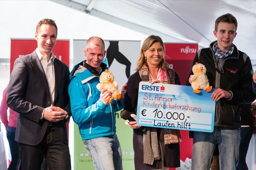 Vorschau Bild von 7. Österreichisches Laufopening,
Spendenscheckübergabe an die St. Anna Kinderkrebsforschung, Im Bild
v.l.n.r.: Gerhard Raffling, Director Sales,
Marketing&Communications, Fujitsu Technology Solutions GesmbH; DI
Martin Mair, Veranstalter, Laufen hilft; Mag. Andrea Prantl, St.
Anna Kinderkrebsforschung; Daniel Marik, Projektleitung, Laufen
hilft