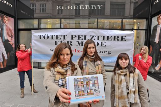 Aktivistinnen von VIER PFOTEN mit Banner vor dem Burberry Store
am Kohlmarkt in Wien