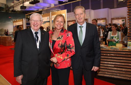 Im Bild v.l.n.r.: KR Johann Schenner, Obmann der
Bundessparte Tourismus und Freizeitwirtschaft der WKÖ, Dr. Petra
Stolba, ÖW-Geschäftsführerin sowie Wirtschafts- und
Tourismusminister Dr. Reinhold Mitterlehner.