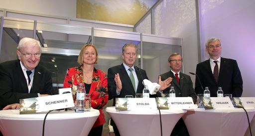Vorschau Bild von Im Bild v.l.n.r.: KR Johann Schenner, Obmann der
Bundessparte Tourismus und Freizeitwirtschaft der WKÖ, Dr. Petra
Stolba, ÖW-Geschäftsführerin, Wirtschafts- und Tourismusminister Dr.
Reinhold Mitterlehner, Landeshauptmann Dr. Wilfried Haslauer,
Salzburg, Landesrat Mag. Dr. Michael Strugl, Oberösterreich.