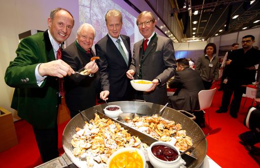 Bei der Eröffnung des Österreich Cafés auf der
ITB: SLTG Geschäftsführer Leo Bauernberger MBA, Jahrhundertkoch
Prof. h.c. Eckart Witzigmann, Wirtschaftsminister Dr. Reinhold
Mitterlehner und Salzburgs Landeshauptmann Dr. Wilfried Haslauer.