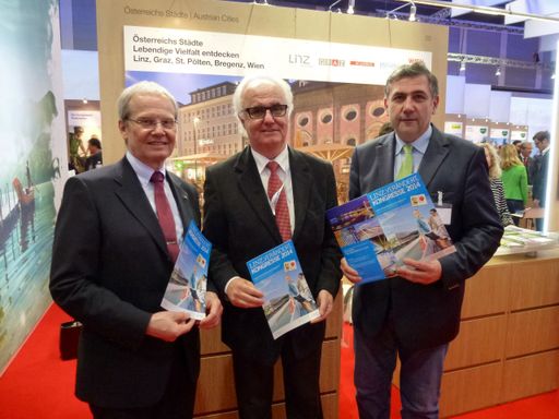 v.l.n.r. Mag. Karl Pramendorfer, Geschäftsführer
Oberösterreich Tourismus, KR Manfred Grubauer, Vorsitzender
Tourismusverband Linz und Georg Steiner, Tourismusdirektor Linz /
Donau.