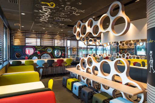 Vorschau Bild von McDonald's Österreich setzt auf neue Standorte und
innovatives Design. Im Bild: Das im neuen "Spirit of Family"-Design
gestaltete McDonald's Restaurant in Schwechat.