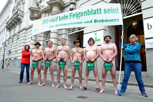 Vorschau Bild von Biobauern protestieren vor dem
Landwirtschaftsministerium gegen geplante Kürzungen im
Agrarumweltprogramm.