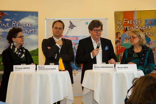 Vorschau Bild von Im Bild v.l.n.r.: StS a.D. Christine Marek, Univ.
Prof. Mag. Dr. Markus Hengstschläger, Prof. Dr. Günter Friesenhahn,
Monika Riha