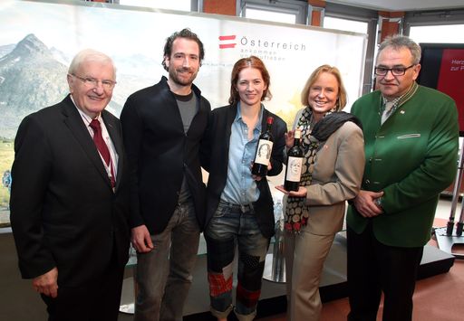  Im Bild v.l.n.r.: KR Johann Schenner, Obmann der
Bundessparte Tourismus und Freizeitwirtschaft der WKÖ, Eduard
Tscheppe, Stephanie Tscheppe-Eselböck, Dr. Petra Stolba,
ÖW-Geschäftsführerin, ÖW-Marktmanager Oskar Hinteregger.
