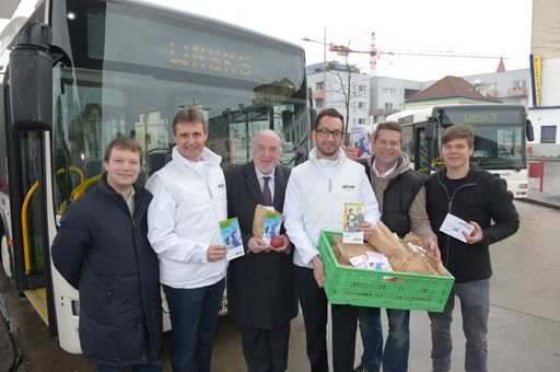 Die Initiative "Autofasten - Heilsam in Bewegung
kommen" ist eine sinnvolle Anregung vorhandene Alternativen (Bahn,
Bus, Fahrrad, Zufußgehen, Fahrgemeinschaften) zum Auto neu zu
entdecken und auszuprobieren. Im Bild v.l.n.r.: Markus Gerhartinger
(Umweltbeauftragter der Erzdiözese Wien), Wolfgang Schroll
(Geschäftsführer Verkehrsverbund Ost-Region), Paul Weiland
(Superintendent der Evang. Diözese A.B. Niederösterreich), Thomas
Bohrn (Geschäftsführer Verkehrsverbund Ost-Region), Gerold Rudle
(Kabarettist und Schauspieler), Dominik Trenker (Erzdiözese Wien)
