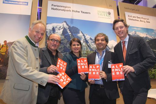 Vorschau Bild von Im Bild v.l.n.r.: Vorstellung der neuen
Kunstausstellung "ALPENLIEBE" - Christian Wörister (GF Ferienregion
Nationalpark Hohe Tauern GmbH), Hans-Peter Kudlich (Gestaltung),
Juli Stoff (Kuratorin), Günter Mussnig (GF Hohe Tauern - die
Nationalpark-Region in Kärnten) und Johannes Hörl (GD Großglockner
Hochalpenstraßen AG)