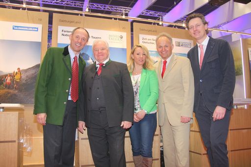  Im Bild v.l.n.r.: Profis in Ihrem Fach auf der
ITB 2014 in Berlin - Leo Bauernberger (GF SalzburgerLand Tourismus
GmbH), Sternekoch Eckart Witzigmann, Renate Ecker (GF Zell am
See-Kaprun Tourismus GmbH), Christian Wörister (GF Ferienregion
Nationalpark Hohe Tauern GmbH) und Johannes Hörl (GD Großglockner
Hochalpenstraßen AG)