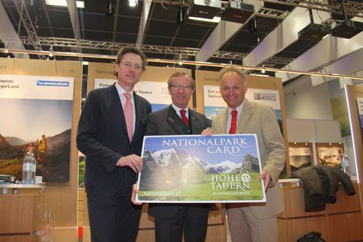 Vorschau Bild von Im Bild v.l.n.r.: Präsentation der neuen
Nationalpark CARD auf der ITB Berlin 2014 - Johannes Hörl (GD
Großglockner Hochalpenstraßen AG), Landeshauptmann Wilfried Haslauer
und Christian Wörister (GF Ferienregion Nationalpark Hohe Tauern
GmbH)