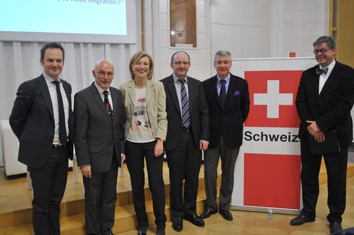  http://www.apa-fotoservice.at/galerie/5091 Im Bild
(v.l.n.r.): Dr. Franz Schellhorn (Direktor Agenda Austria); Dr.h.c.
Beat Kappeler (Kommentator NZZ, Buchautor); Moderation: Dr. Martina
Salomon, stv. Chefredakteurin Kurier; Prof. Dr. Christian
Keuschnigg, HSG & Leiter des Instituts für Höhere Studien-IHS Wien;
Urs Breiter (Botschafter der Schweiz in Österreich); Prof. Dr. Gerd
Folkers, Präsident des Collegium Helveticum ETH-Zürich)