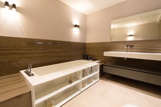 Vorschau Bild von Luxus-Badezimmer mit Design-Beleuchtung