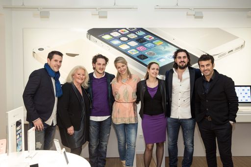 Vorschau Bild von v.l.n.r.: Patrick Marchl (Apple Österreich), Marika
Lichter, Dragan Jelovic (Area Manager iHaai), Diana Luger (Band
Zweitfrau), Miriam Noé (Marketing iHaai), Zeljko Drmic
(Geschäftsführer iHaai), Mike Galeli (Schauspieler)