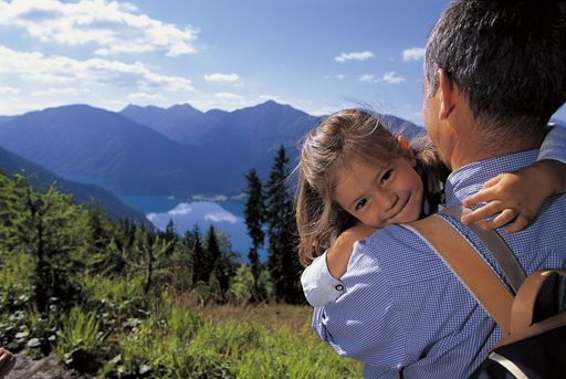  Inspirierende und bereichernde Natur-, Kultur-
und Genusspackages und Oma-Opa-Enkel Urlaubsangebote unter
www.50plusHotels.at.
