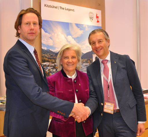 Im Rahmen der ITB in Berlin vereinbarten
Kitzbühels Tourismus-Präsidentin Signe Reisch, Kitzbühels
TVB-Direktor Gerhard Walter (rechts) und Sion Rapson, Direktor der
World Travel Awards (links), unter dem Motto "Home of Skiing is Home
of the World Ski Awards" eine exklusive mehrjährige Kooperation.