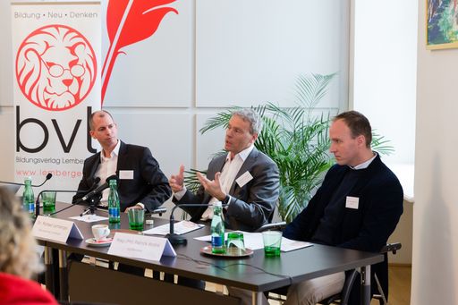 Vorschau Bild von Im Bild v.l.n.r.: DI Martin Mair, CEO Sofa Media,
Dr. Michael Lemberger, CEO Bildungsverlag Lemberger, Mag.(FH)
Patrick Andrè, CEO myMorawa