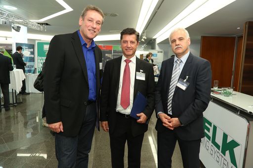  Im Bild v.l.n.r. Norbert Scheed, Bezirksvorsteher
22. Bezirk, iconvienna President Dr. Gerhard Hrebicek, Ing. Robert
Merker, Head of Sales Elk Fertighaus AG.