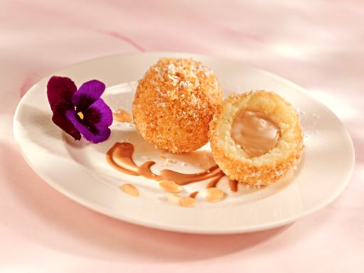 Vorschau Bild von Innovation für den Knödel-Topf: feiner Topfenteig
mit zart schmelzendem zotter Mandel-Nougat und einer knusprigen
Kokos-Brösel-Mischung.