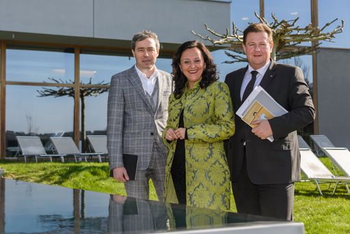 http://www.apa-fotoservice.at/galerie/5168
Falkensteiner Balance Resort Stegersbach: SPA Konzept NEU, Rück- und
Ausblick für das Hotel. Im Bild (v.l.n.r.): Dr. Otmar Michaeler, CEO
FMTG, LR Mag. Michaela Resetar, Peter Kogelbauer, Hoteldirektor
