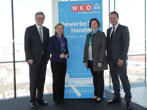 (v.l.n.r.): Bundessparten-Geschäftsführer Prof. Dr.
Reinhard Kainz, Bundesspartenobfrau-Stellvertreter Mag. Ulrike
Rabmer-Koller, Bundesspartenobfrau Ing. Renate
Scheichelbauer-Schuster, Bundesspartenobfrau-Stellvertreter Andreas
Herz