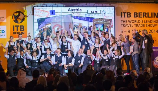  Übernahme des "Best Exhibitor Awards" durch das
Team der ÖW gemeinsam mit den Schülerinnen und Schülern der
Tourismusschulen Salzburg