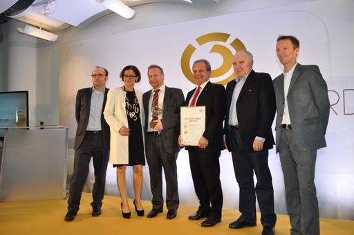 Im Bild (v.l.): Ö3-Verkehrsredaktions-Chef Thomas
Ruthner, Ministerin Johanna Mikl-Leitner, ASFINAG-Regionalleiter
Hannes Zausnig mit Geschäftsführer Josef Fiala, Radiodirektor Karl
Amon und Ö3-Senderchef Georg Spatt