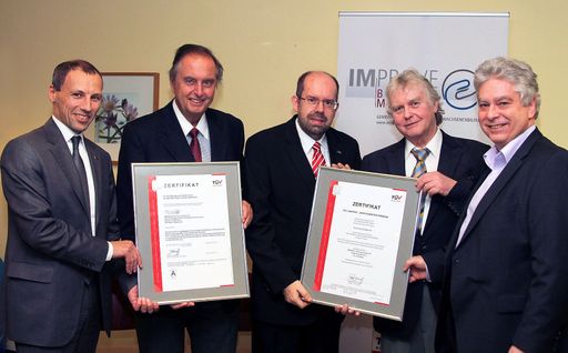 Im Bild v.l.n.r.: DI Stefan Wallner
(Geschäftsführer der TÜV AUSTRIA CERT GMBH), Dr. Peter Vogler (Stv.
Obmann IMPROVE), Dipl.-Wirtschaftsing. Gerhard Eichinger (TÜV
AUSTRIA Lead-Auditor) Karl Schrittwieser (Obmann IMPROVE), Mag.
Jacques Mertzanopoulos (Stv. Obmann IMPROVE) (C) IMPROVE, 13. März
2014