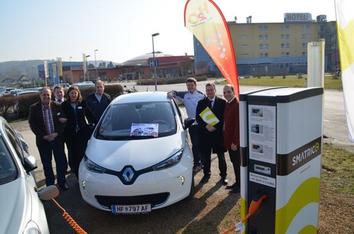 Vorschau Bild von v.l.n.r.: Erik Tschich - Hoteldirektor H2O,
Alois Rath - Bürgermeister Sebersdorf, Margarete Rieger -
Marketingleiterin H2O, Markus Pöltl & Team-MP Automation GmbH, Dr.
Michael Fischer-Geschäftsführer SMATRICS, Mag. Christian Rotter -
Geschäftsführer H2O.