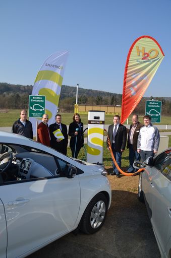 Vorschau Bild von v.l.n.r.: Team-MP Automation GmbH, Mag.
Christian Rotter-Geschäftsführer H2O, Dr. Michael
Fischer-Geschäftsführer SMATRICS, Margarete Rieger-Marketingleiterin
H2O, Alois Rath-Bürgermeister Sebersdorf, Erik Tschich-Hoteldirektor
H2O, Markus Pöltl-MP Automation GmbH.