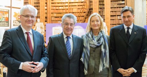http://www.apa-fotoservice.at/galerie/5106/ Im Bild
v.l.n.r.: S.E. Dr. Ivo Josipovic (Staatspräsident der Republik
Kroatien), Dr. Heinz Fischer (Bundespräsident der Republik
Österreich), Dr. Johanna Rachinger (Generaldirektorin der
Österreichischen Nationalbibliothek), S.E. Borut Pahor
(Staatspräsident der Republik Slowenien).