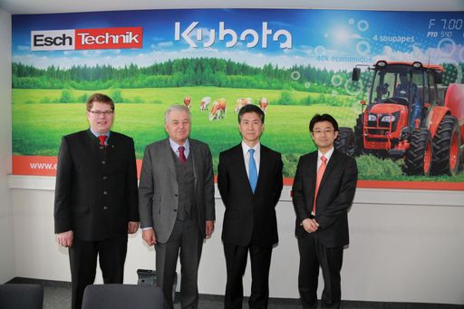 v.l.n.r.: Prok. Andreas Eschenauer/Mitglied
Geschäftsleitung Esch Technik GmbH, Ing. Franz Eschenauer/
Geschäftsführer Esch Technik GmbH, Dai Watanabe / Präsident von
Kubota Europe. Kazuki Iwai / Traktor Division Coordinator