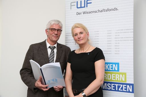 http://www.apa-fotoservice.at/galerie/5208 Im Bild
v.l.n.r.: Dr. Stefan Hornbostel (iFQ, Berlin), Dr. Pascale
Ehrenfreund (FWF-Präsidentin)