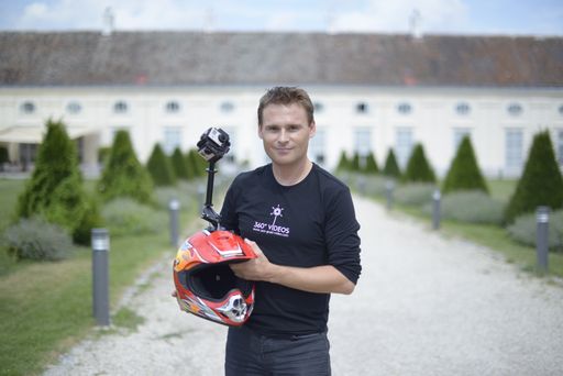 Vorschau Bild von Alessandro Dimas mit einer 360 Grad Kamera um interaktive 360
Grad Videos machen.