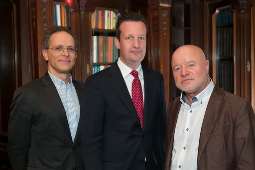http://www.apa-fotoservice.at/galerie/5218 Der
Hauptverband des Österreichischen Buchhandels wählte am Mittwoch
Abend den Verleger Benedikt Föger zum neuen Präsidenten. Alexander
Potyka (Picus Verlag) folgte als Vizepräsident auf Föger. Erwin
Riedesser (Vorsitzernder des Buchhändlerverbandes) wurde in seiner
Funktion als Vizepräsident bestätigt. Im Bild v.l.n.r.: Alexander
Potyka, Benedikt Föger, Erwin Riedesser