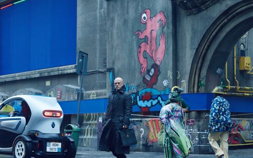 Renault Twizy als Hollywood-Star im düsteren
Zukunftsspektakel von Terry Gilliam "zero theorem". Neben Waltz
spielen die Hollywood-Größen Matt Damon ("Bourne-Triology",
"Elysium") und Mélanie Thierry ("Babylon A.D.") mit. Filmstart im
Herbst 2014