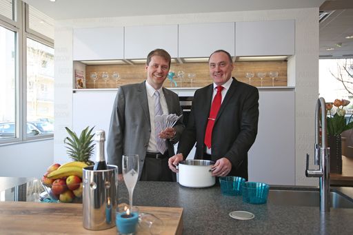  http://www.apa-fotoservice.at/galerie/5140 Im Bild
v.l.n.r.: Kai Giersch (GF Küche&Co Austria), Heinrich Huber
(Studioinhaber Küche&Co Linz)