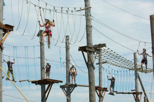  Der Sonnenland Seilgarten bietet
abwechslungsreiche Parcours mit einer Serie von Aufgabenstellungen
sowie Kletterelemente bis 11 Meter Höhe.