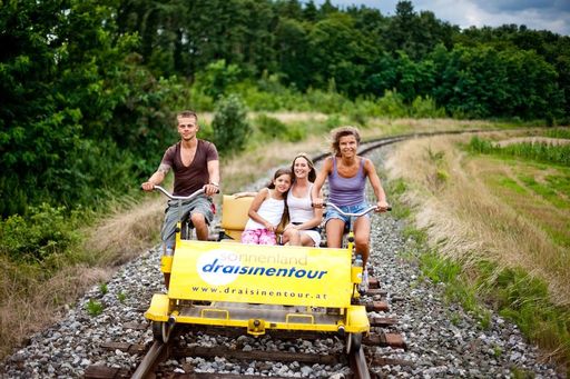 Vorschau Bild von Mitten im Sonnenland Mittelburgenland auf einer
stillgelegten Bahnstrecke laufen die Fahrraddraisinen, die je nach
Modell mit 4 bis 12 Personen besetzt werden.