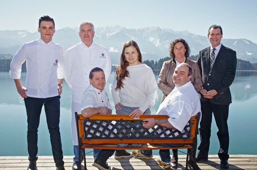 Die Top-Köche, Gastronomen und Hoteliers: Peter
Tschemernjak / Der Tschebull; Hannes Tschemernjak / Der Tschebull;
Ursula Melcher / Hotel Karnerhof; Michaela Widnig-Tiefenbacher /
Naturel Hotels & Resorts; Dir. Arthur Guelfenburg / Warmbaderhof
(hintere Reihe / von links nach rechts ) Harald Urschitz / Naturel
Hotels & Resorts; Gerhard Satran / Burgarena Finkenstein &
Stiftschmiede Ossiach (vordere Reihe / von links nach rechts)