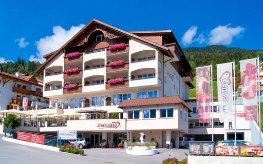Vorschau Bild von Das Vier Sterne Romantikresort Alpen-Herz im Sommer. Frontansicht
mit Zufahrt, Haupteingang, Restaurantterrasse und den südseitigen
Zimmern und Suiten. Das Hotel steht direkt neben der Seilbahnstation
Ladis.