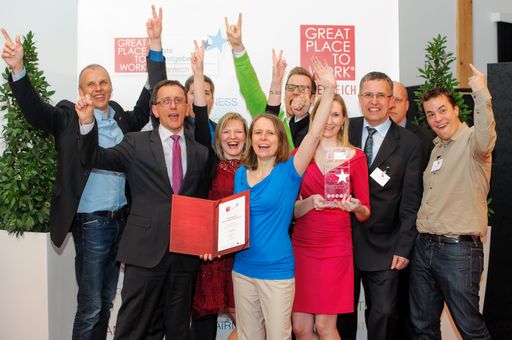  CEO Mag. Hans Schmit (2.v.l.) jubelt mit seiner
Mannschaft über den erneuten Stockerlplatz - auch heuer Platz 2
unter den besten Arbeitgebern Österreichs.