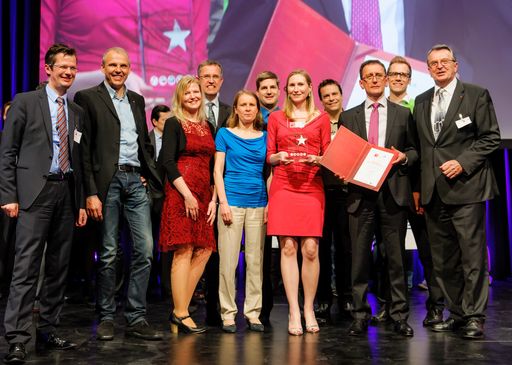 Vorschau Bild von Das ANECON-Team freut sich über die erneute
Auszeichnung als "Bester Arbeitgeber Österreichs", die Übergabe bei
der Preisverleihung erfolgt durch Dr. Erich Laminger (re, GPTW
Österreich) und Andreas Schubert (li, GPTW Deutschland).