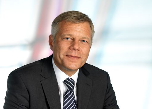Alexander Schmidecker, 48, CEO von
Raiffeisen-Leasing, einer 100%-igen Tochtergesellschaft der
Raiffeisen Zentralbank, ist neues Vorstandsmitglied des Verbandes
Österreichischer Leasing-Gesellschaften (VÖL).